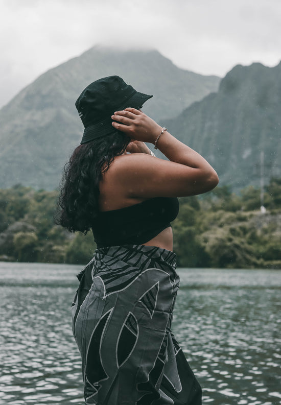 BEAUTY AND THE BOLD Black Pareo